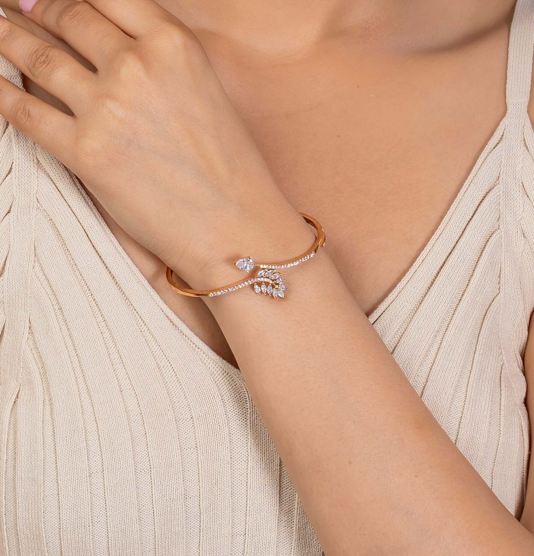 Nayra Gold  kada bracelet, Hand View, pzmo